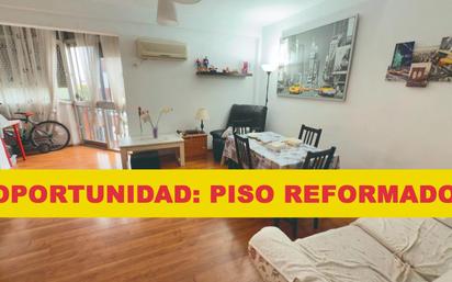 Living room of Flat for sale in  Sevilla Capital  with Private garden