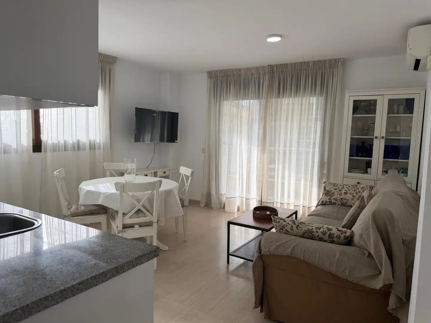 Sala de estar de Apartamento de alquiler en Fuengirola con Aire acondicionado, Calefacción y Terraza