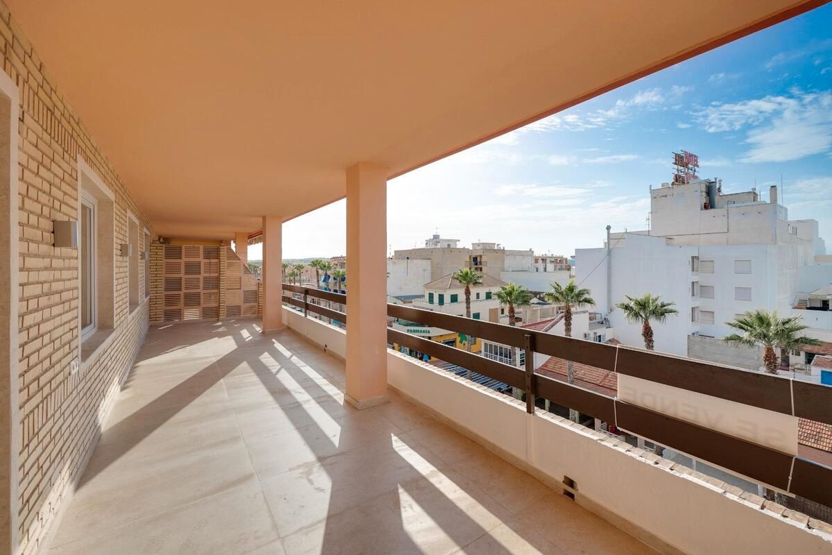 Vista exterior de Apartament en venda en Torrevieja amb Aire condicionat, Terrassa i Traster