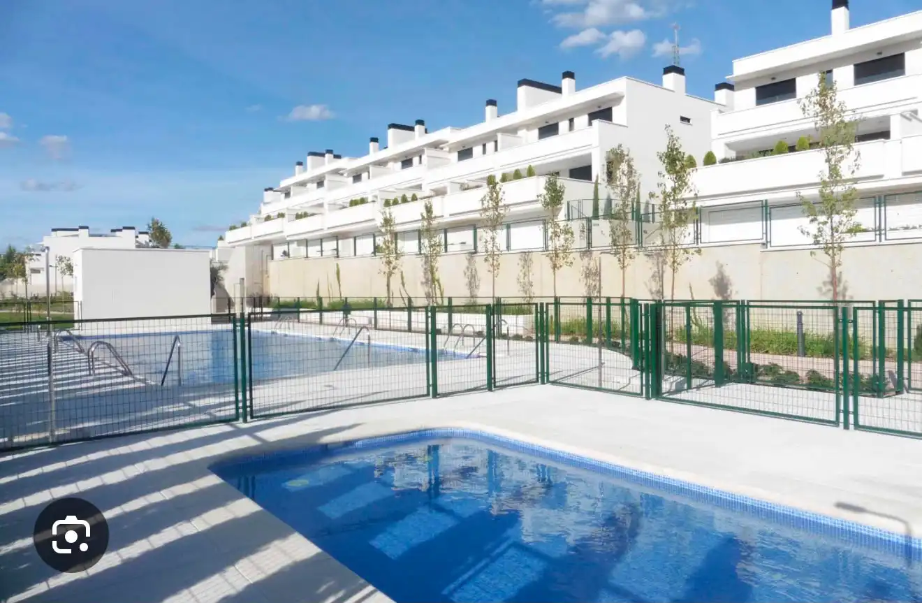 Piscina de Casa adosada en venda en Boadilla del Monte amb Calefacció, Jardí privat i Terrassa