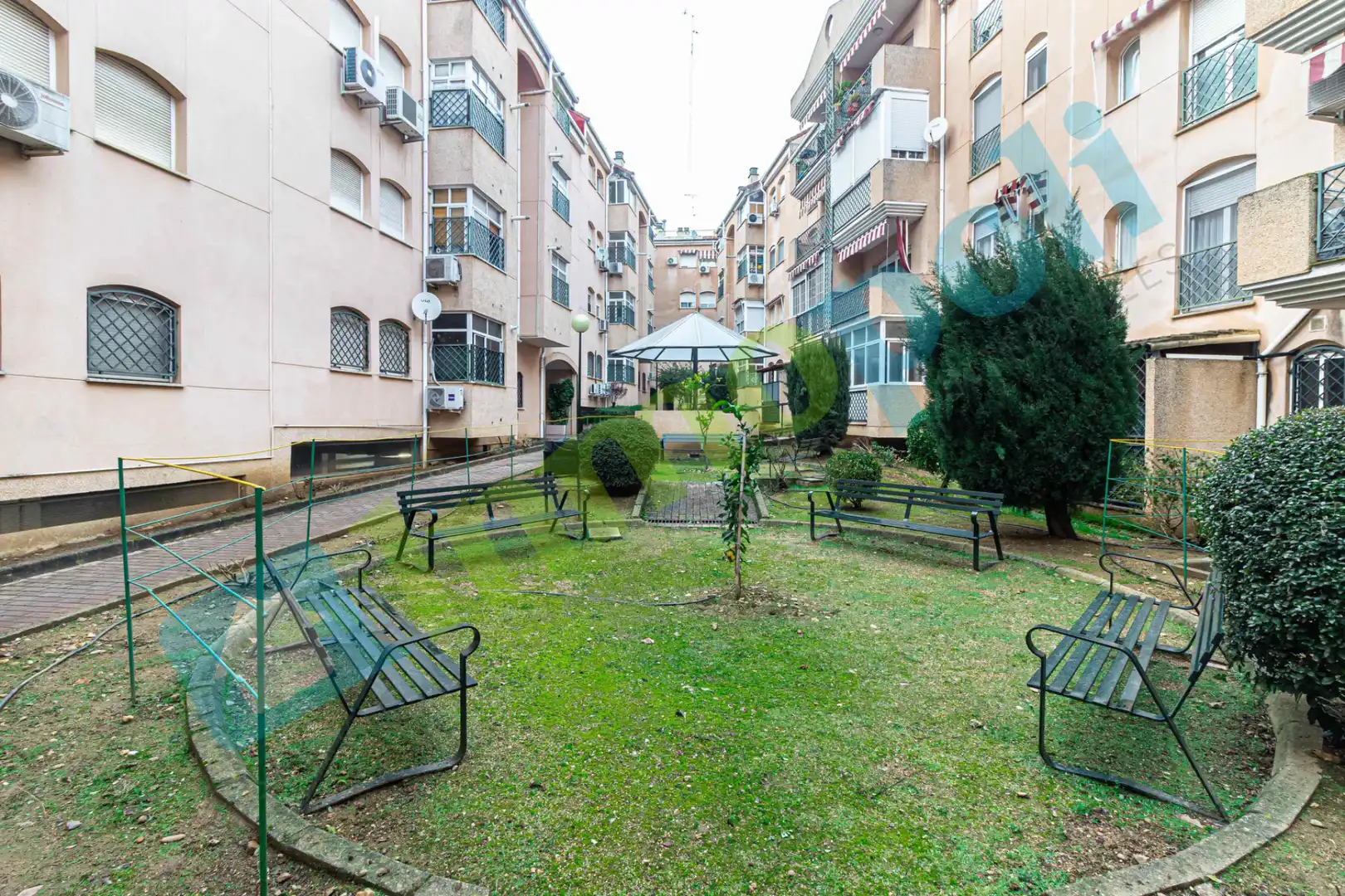 Außenansicht von Wohnung zum Verkauf in Badajoz mit Klimaanlage, Heizung und Privatgarten