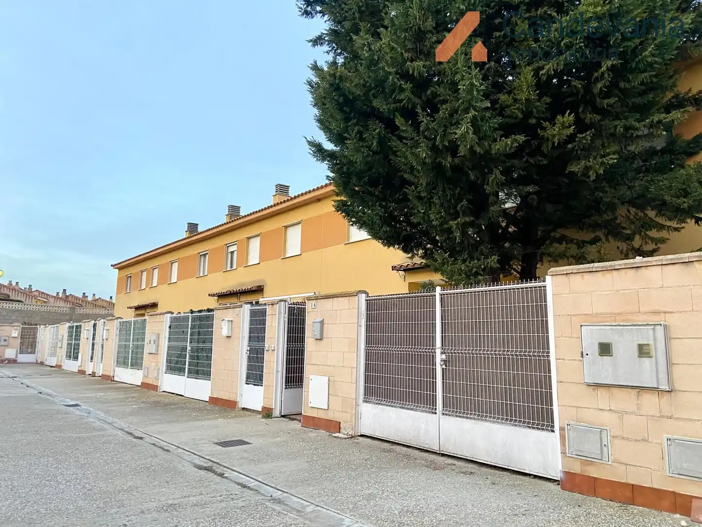 Vista exterior de Casa adosada en venta en Las Pedrosas con Aire acondicionado, Calefacción y Jardín privado