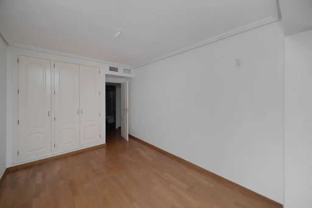 Piso en venta en Av de Ramón y Cajal, Ensanche - Diputación