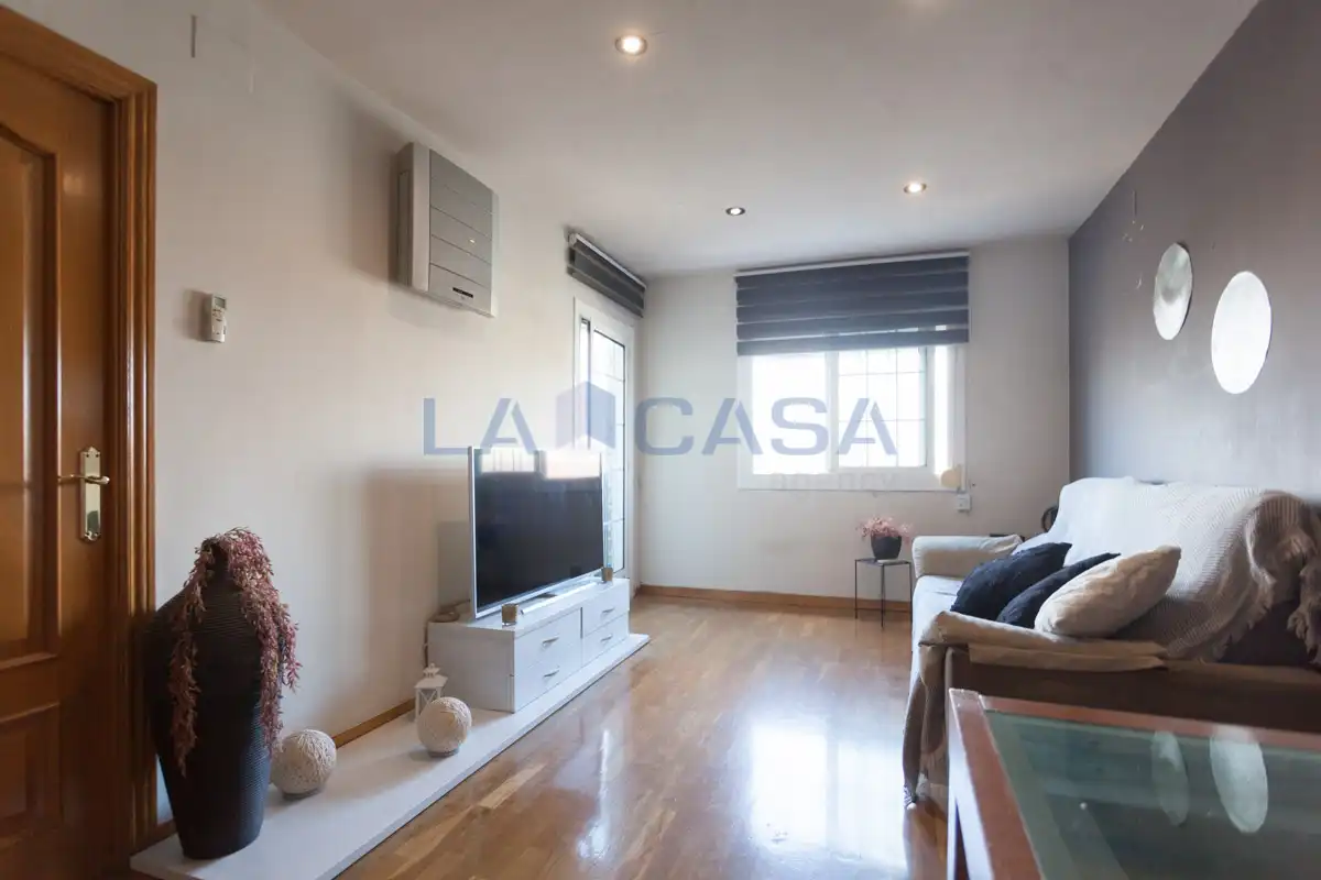 Sala de estar de Piso en venta en L'Hospitalet de Llobregat con Balcón