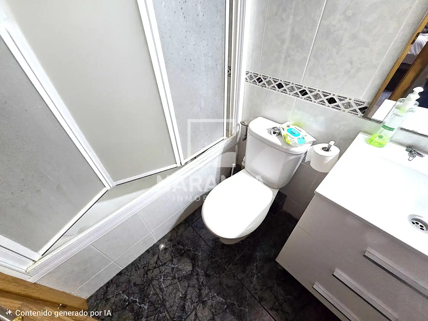 Baño de Ático en venta en Santa Coloma de Gramenet con Aire acondicionado, Parquet y Terraza