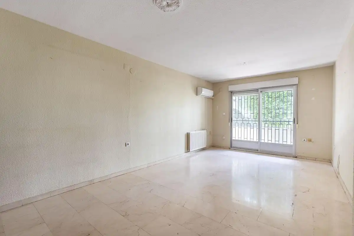 Sala d'estar de Pis en venda en Granada amb Calefacció