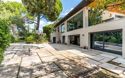 Vista exterior de Casa o xalet en venda en Pozuelo de Alarcón amb Aire condicionat, Terrassa i Piscina