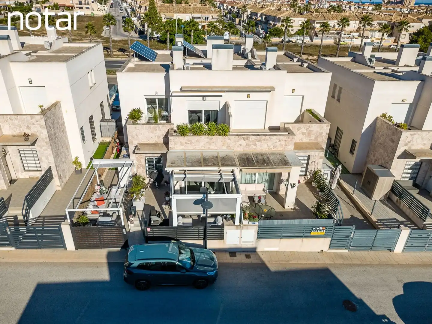 Vista exterior de Casa adosada en venda en Torrevieja amb Jardí privat, Terrassa i Piscina