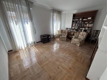 Appartamento con balcone in affitto a Calle de Jordán