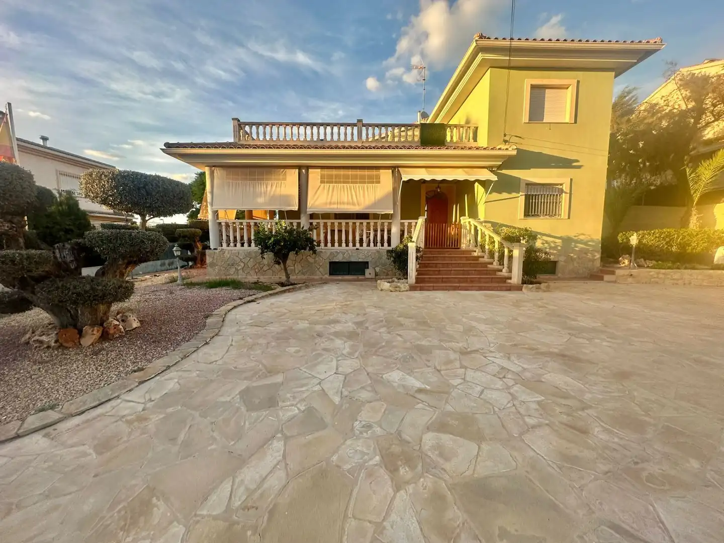 Vista exterior de Casa o chalet en venta en San Vicente del Raspeig / Sant Vicent del Raspeig con Aire acondicionado, Calefacción y Jardín privado