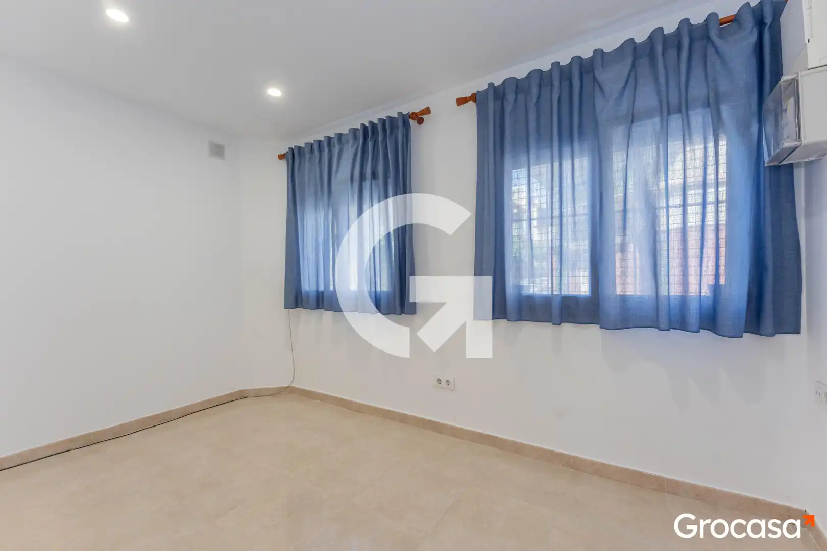 Bedroom of Flat for sale in Cornellà de Llobregat  with Air Conditioner and Oven