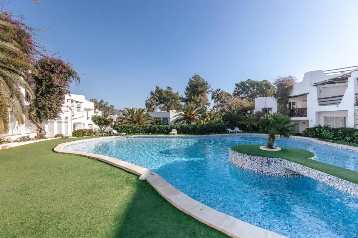 Piscina de Planta baixa en venda en Santa Eulària des Riu amb Aire condicionat, Calefacció i Jardí privat