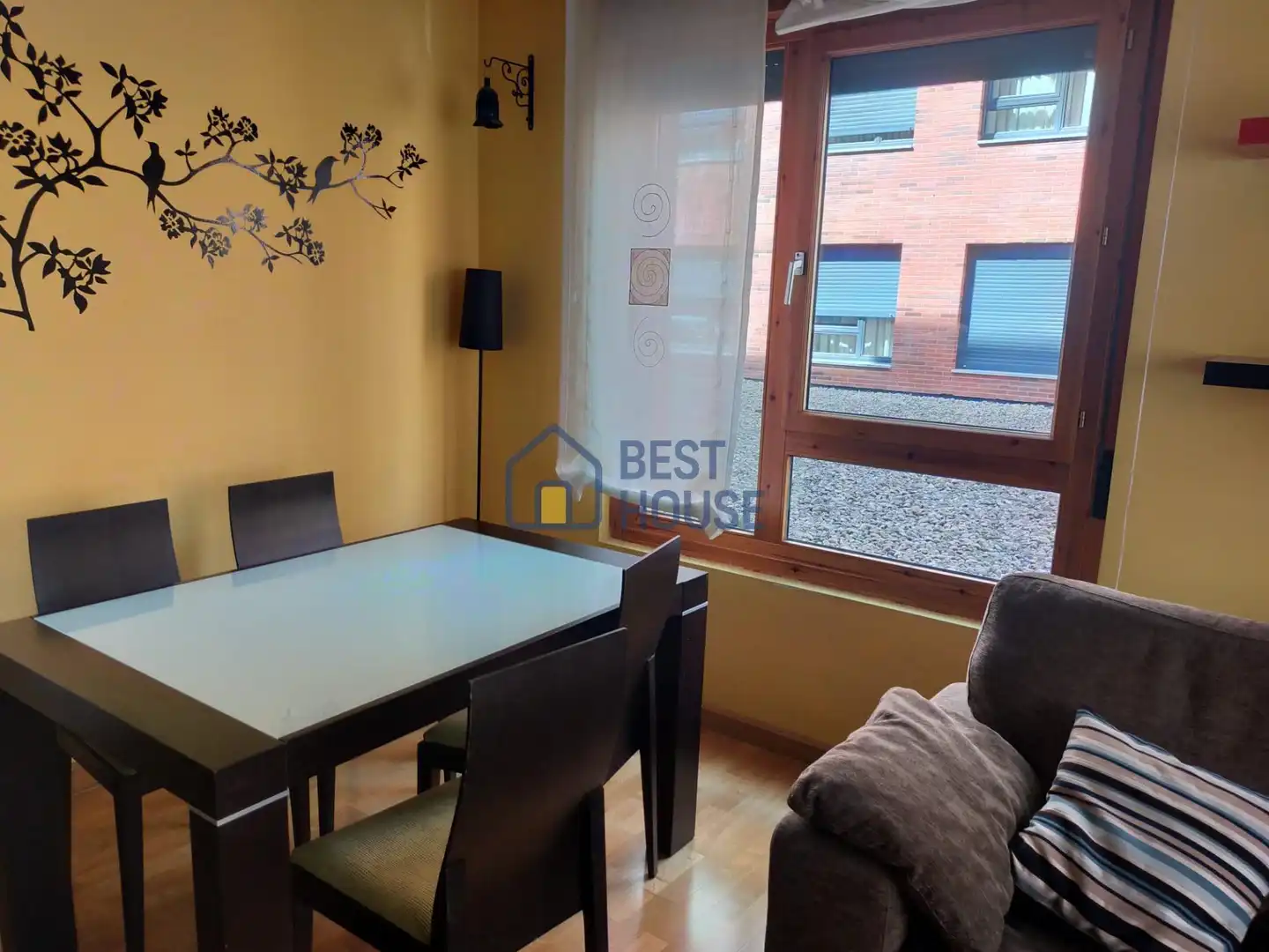 Außenansicht von Wohnung zum Verkauf in León Capital  mit Heizung, Privatgarten und Abstellraum