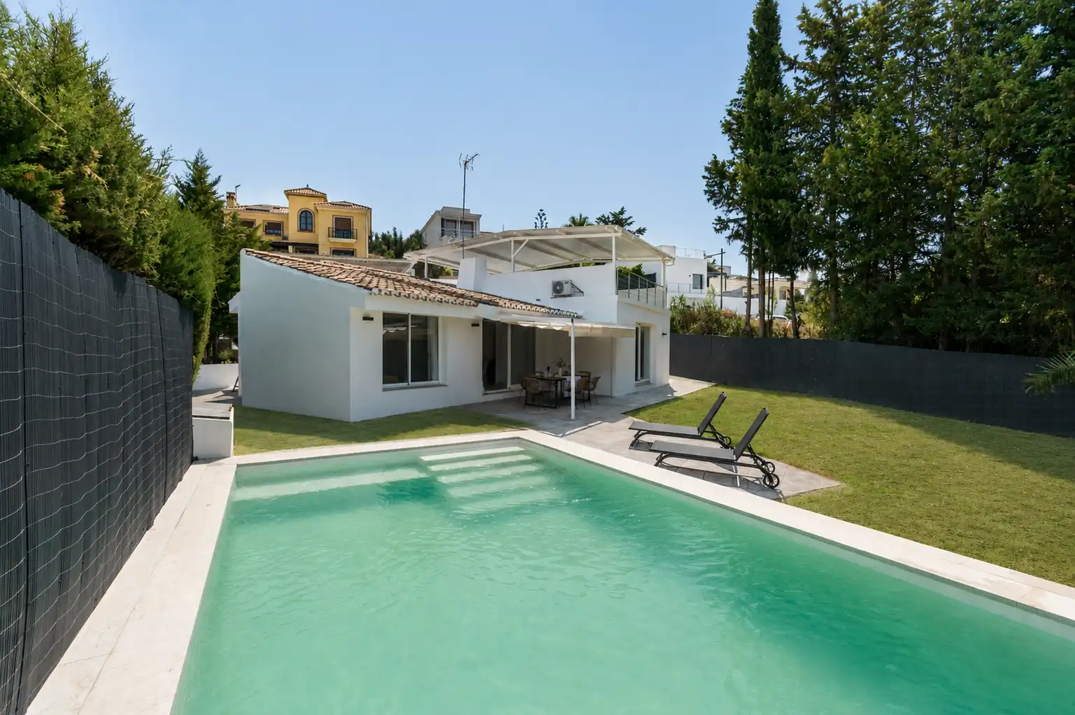 Vista exterior de Casa o xalet en venda en Estepona amb Jardí privat i Piscina