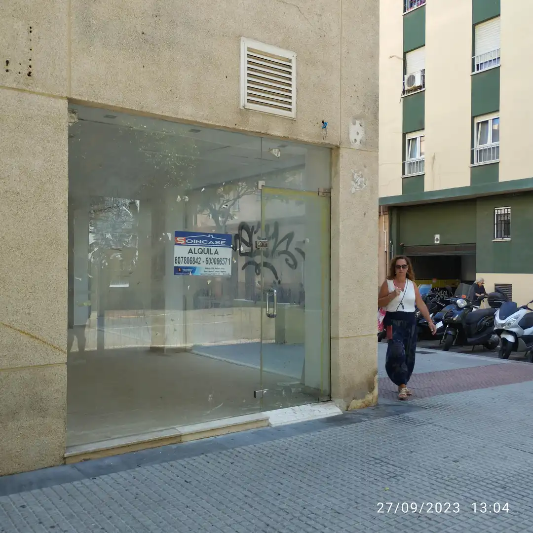 Local comercial de lloguer a Calle Adolfo Vila Valencia 23