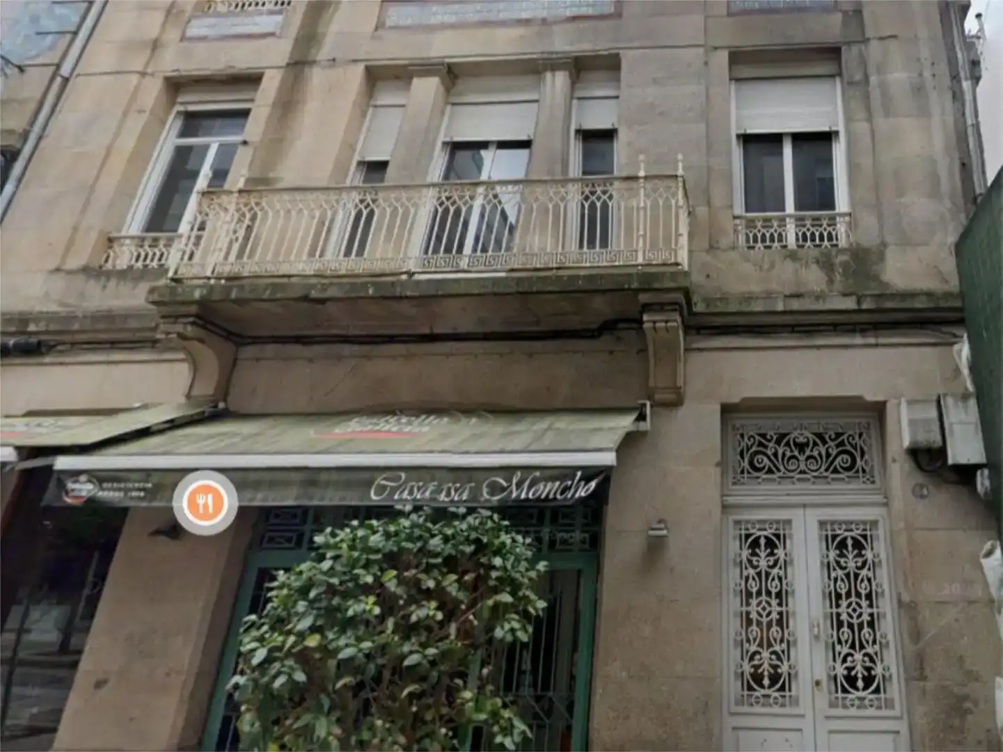 Vista exterior de Casa adosada en venta en Vigo  con Parquet y Balcón