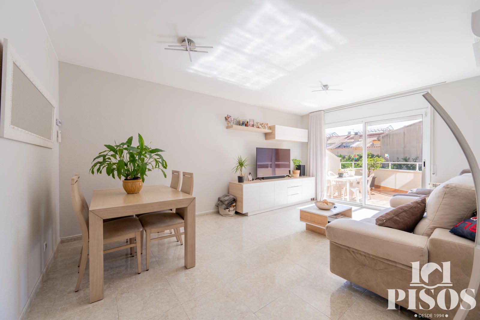 Living room of Single-family semi-detached for sale in Rubí  with Air Conditioner, Heating and Terrace