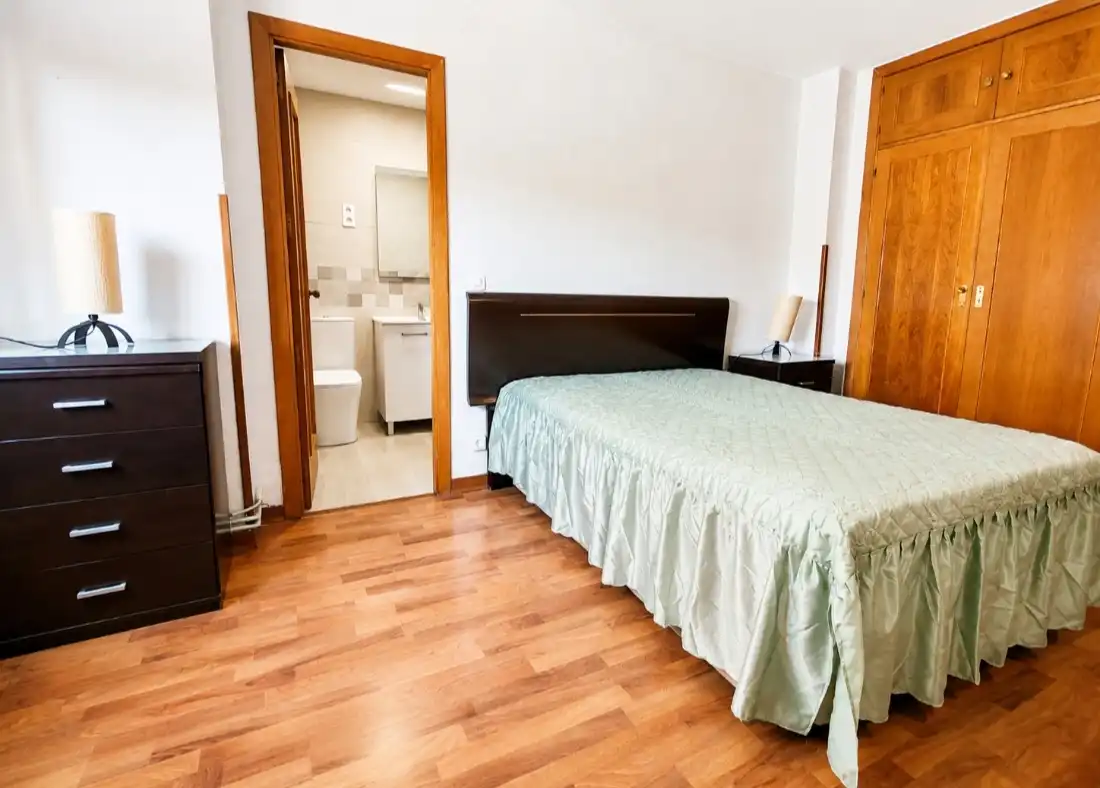 Schlafzimmer von Wohnungen zur Miete in Madrid mit Klimaanlage, Heizung und Parkett