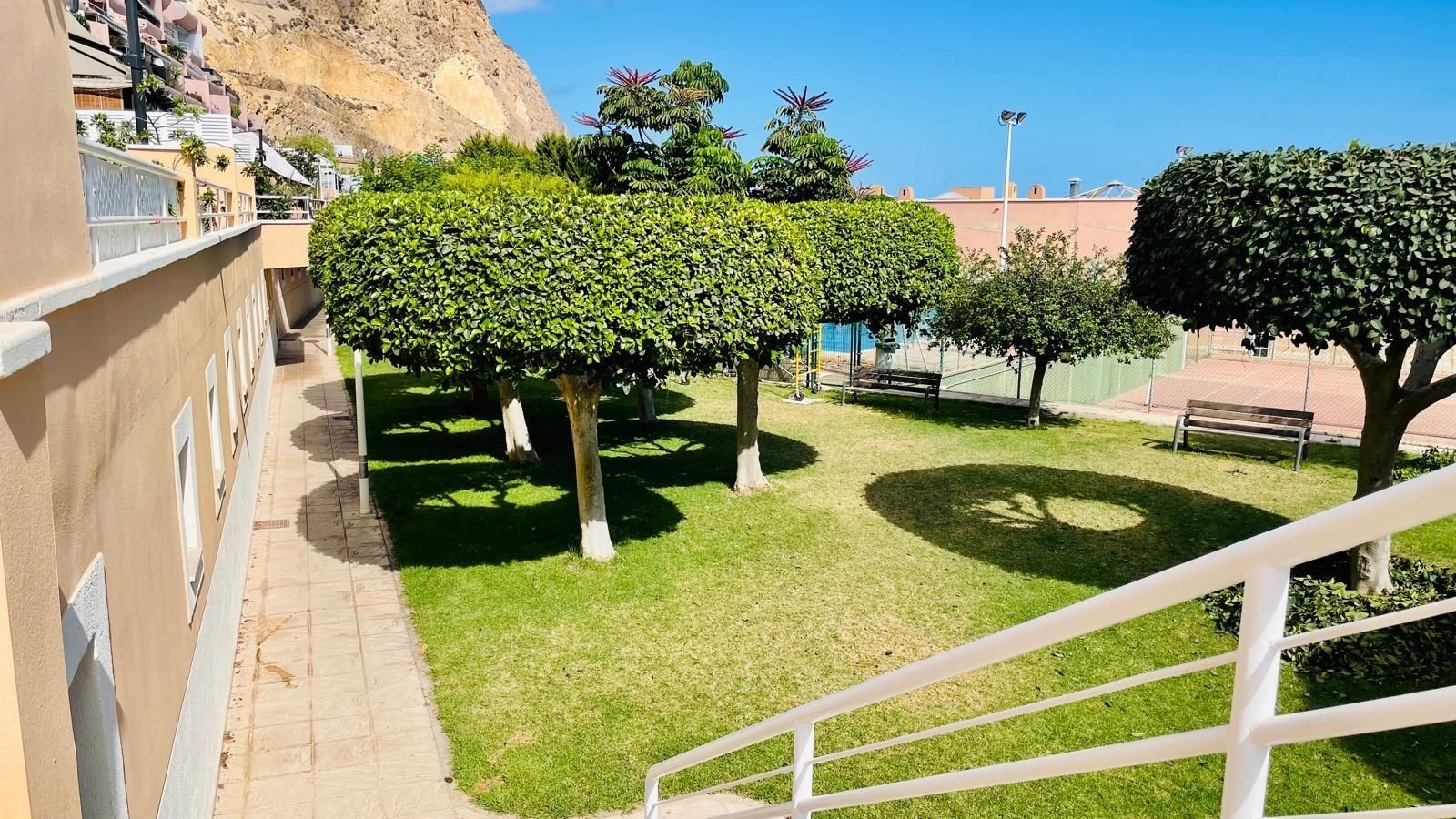 Jardí de Pis de lloguer en Roquetas de Mar amb Terrassa i Piscina comunitària