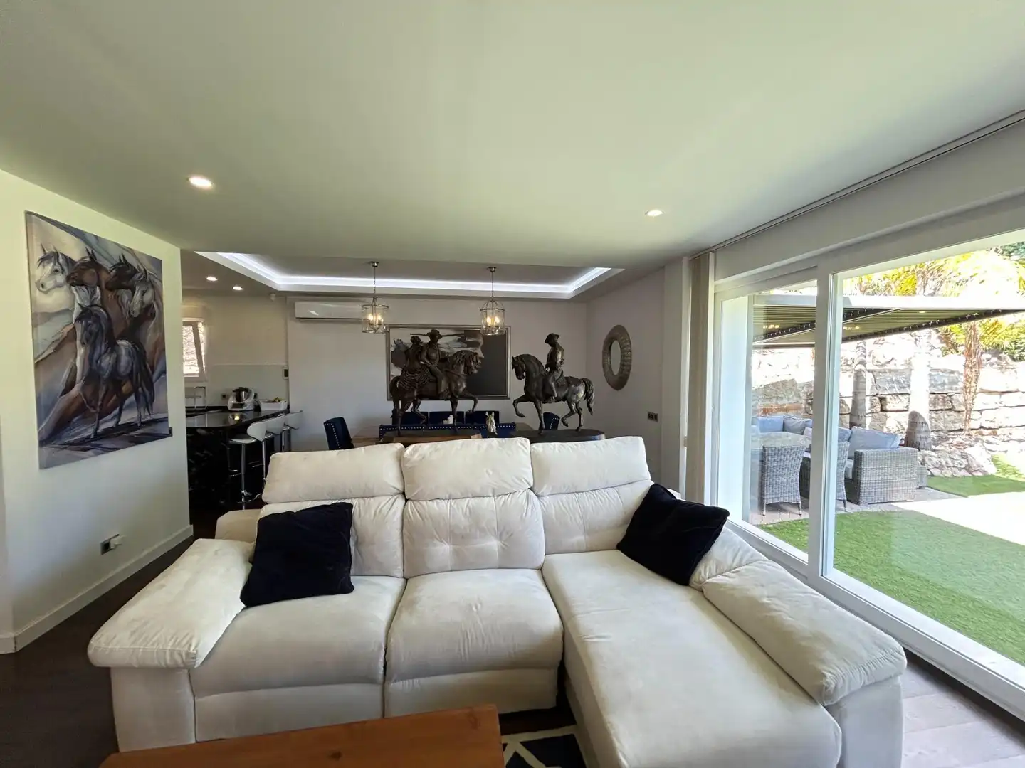 Sala de estar de Casa o chalet en venta en Coín con Aire acondicionado, Calefacción y Jardín privado