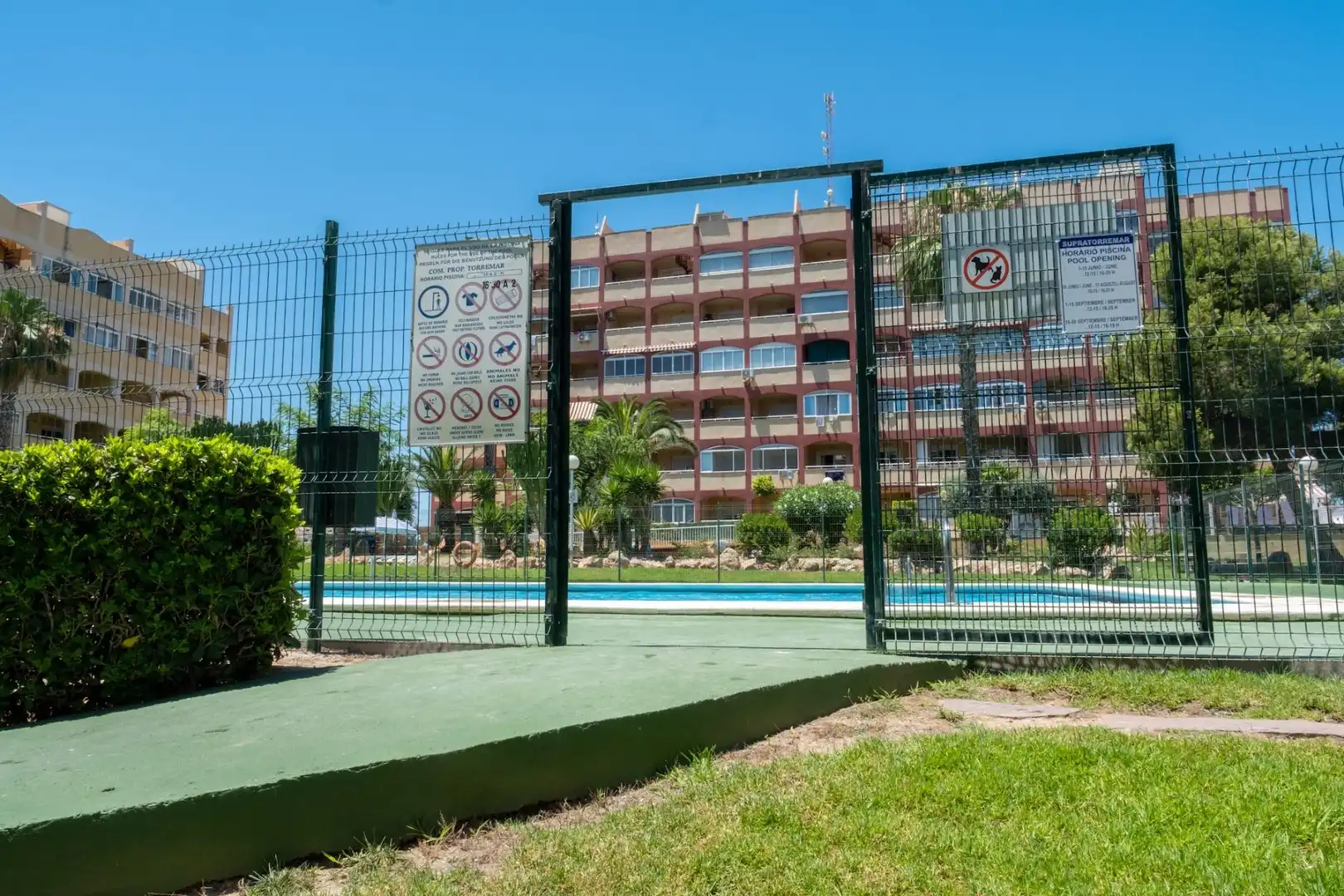 Piscina de Apartamento en venta en Torrevieja con Jardín privado, Amueblado y Piscina comunitaria