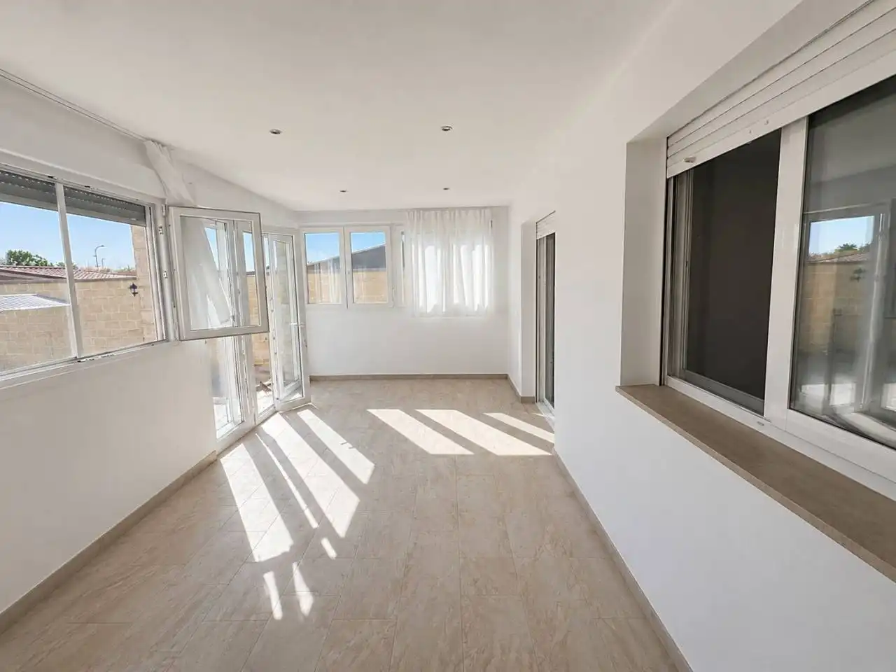 Sala d'estar de Casa adosada en venda en Las Ventas de Retamosa amb Aire condicionat, Jardí privat i Terrassa