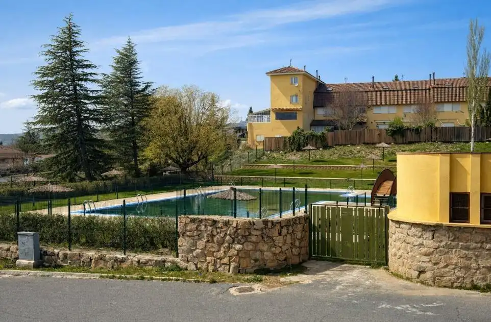 Piscina de Pis en venda en Las Navas del Marqués  amb Calefacció, Terrassa i Traster
