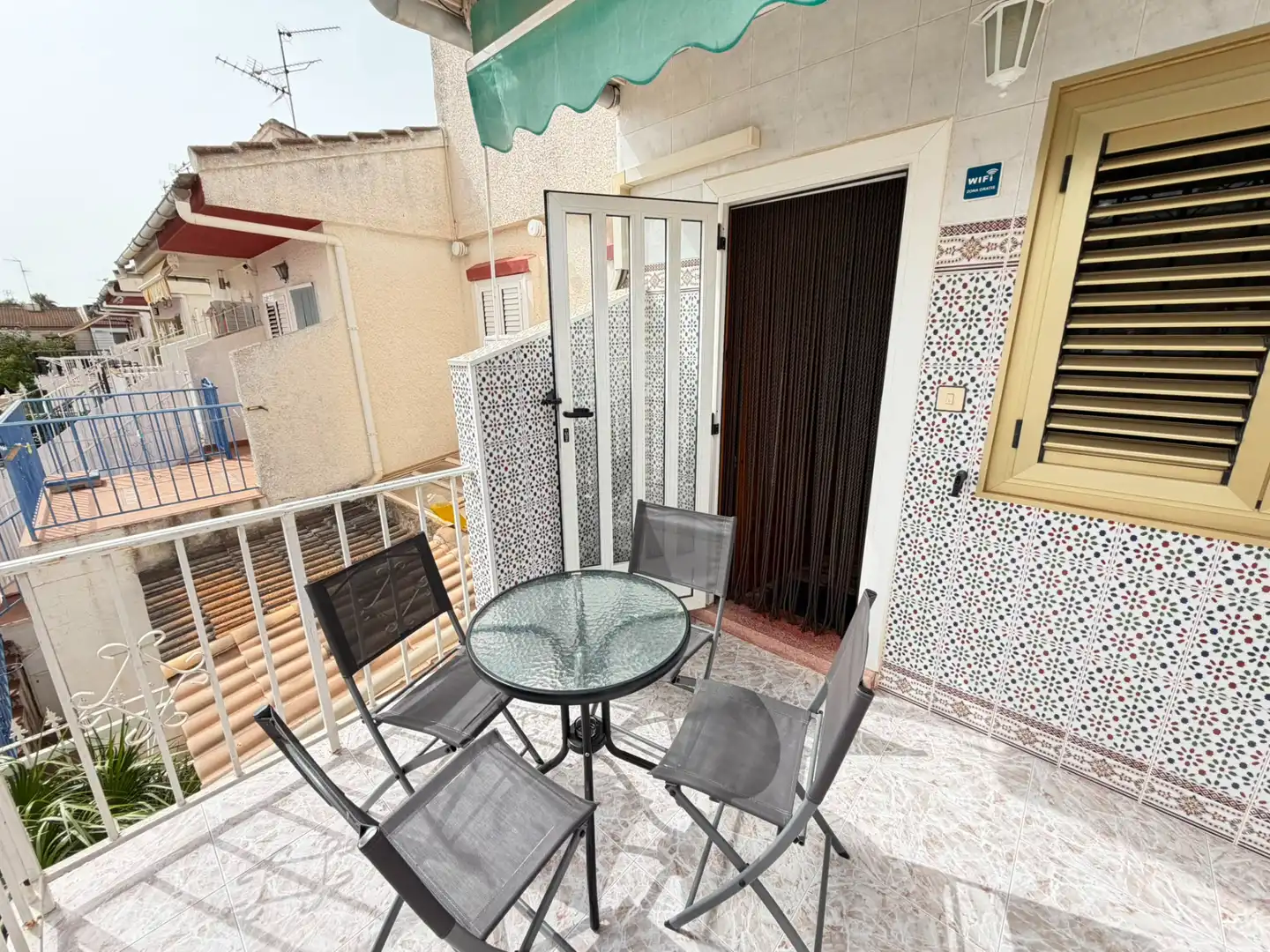 Terrasse von Einfamilien-Reihenhaus zum Verkauf in Los Alcázares mit Klimaanlage, Abstellraum und Möbliert