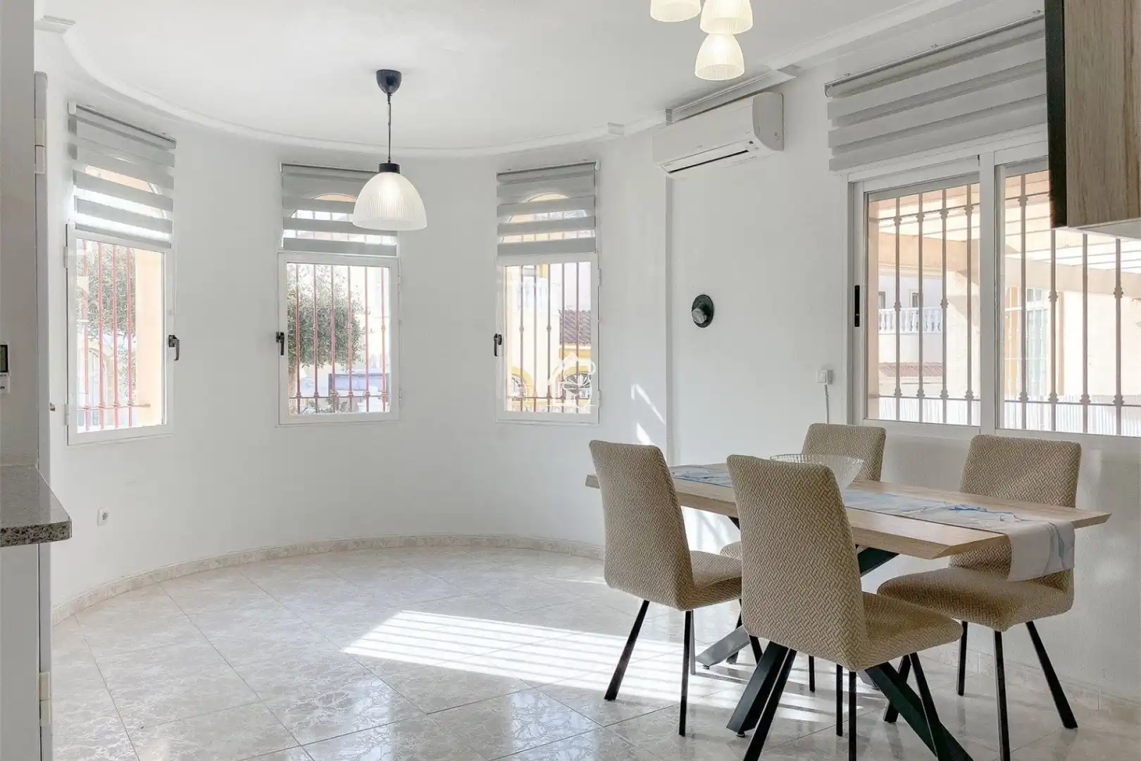 Menjador de Casa adosada en venda en Torrevieja amb Aire condicionat, Jardí privat i Terrassa