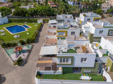 Casa aparellada amb piscina en venda a El Montgó