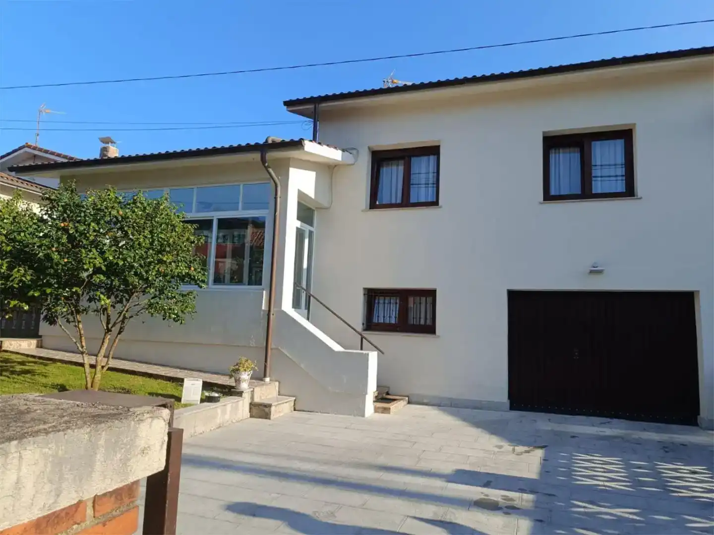 Vista exterior de Casa adosada en venda en Llanes amb Jardí privat