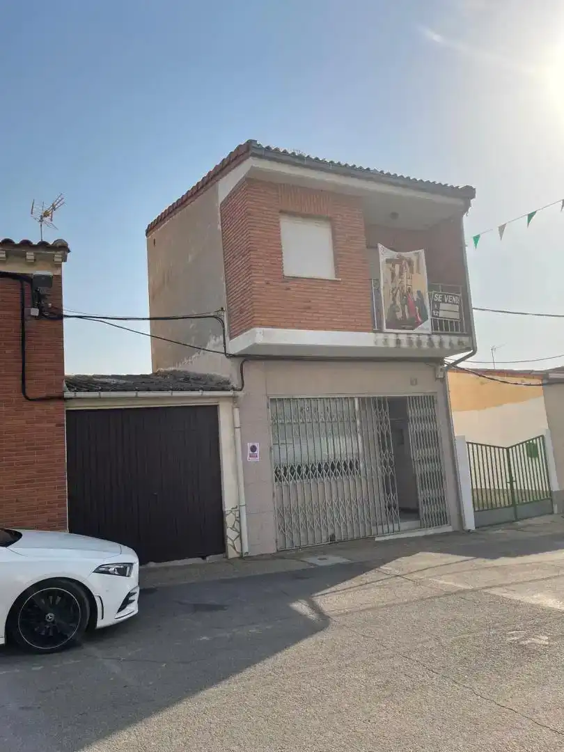 Vista exterior de Casa adosada en venta en Coreses