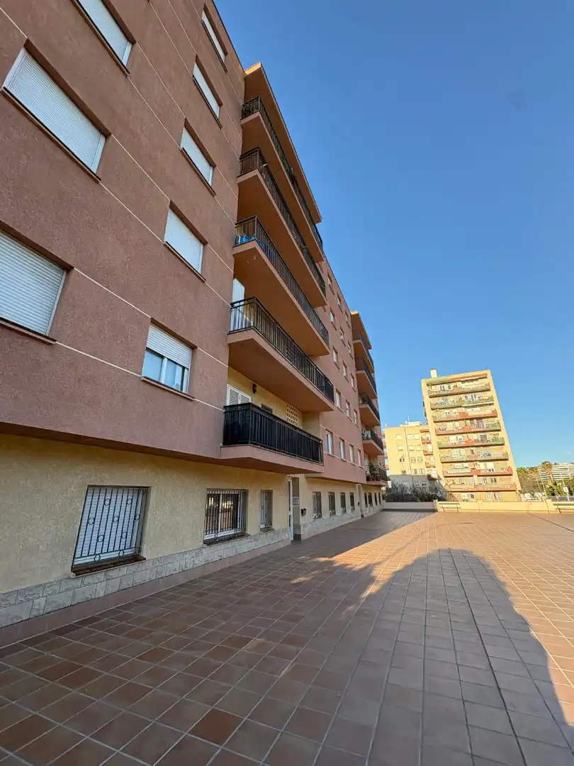 Außenansicht von Wohnung zum Verkauf in Sitges mit Terrasse, Abstellraum und Balkon