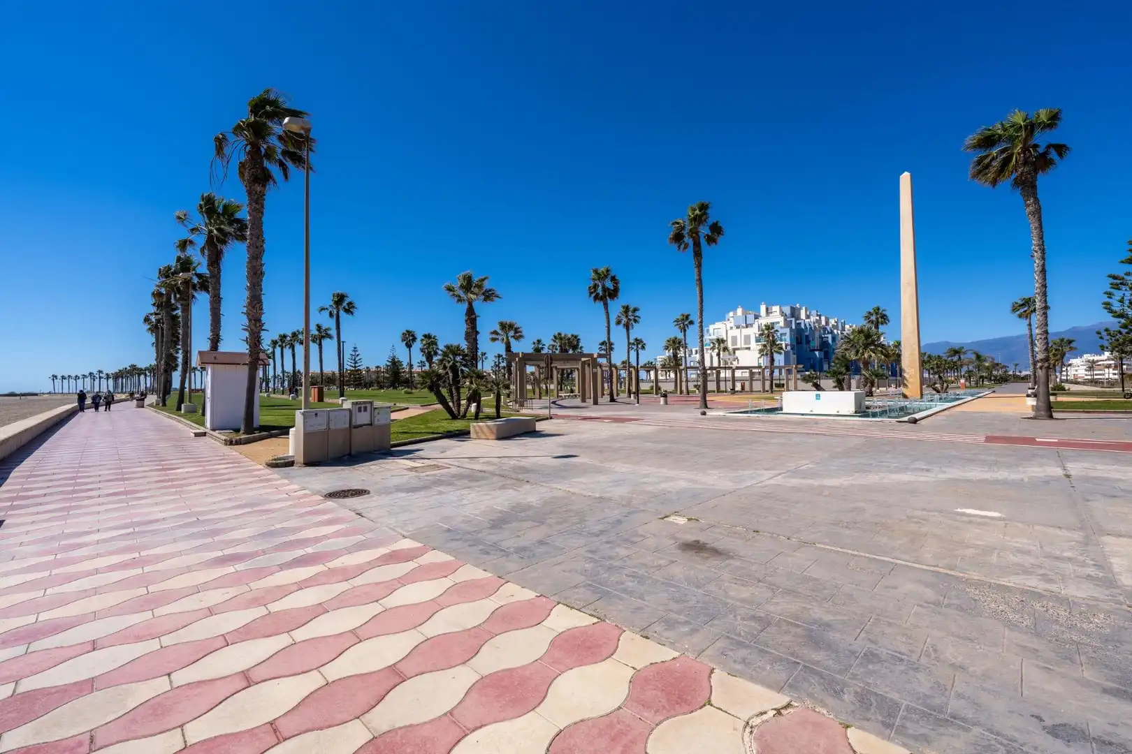 Vista exterior de Apartament en venda en Roquetas de Mar amb Aire condicionat, Calefacció i Jardí privat