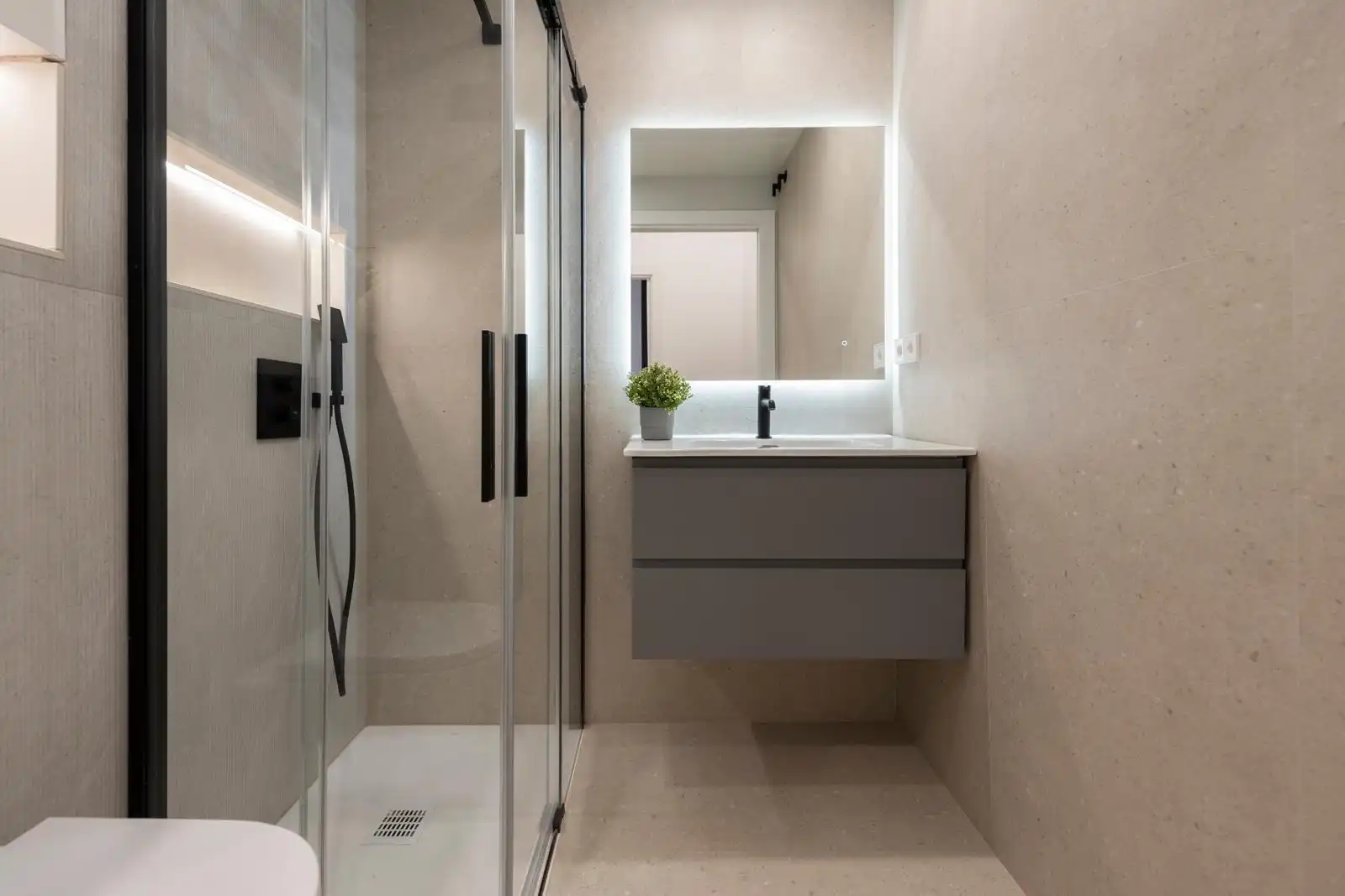 Badezimmer von Erdgeschoss zum Verkauf in Barcelona mit Klimaanlage, Heizung und Möbliert
