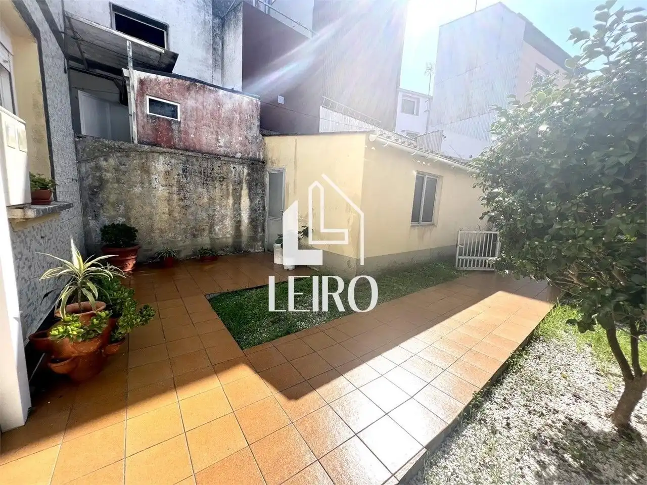 Außenansicht von Einfamilien-Reihenhaus zum Verkauf in A Illa de Arousa  mit Heizung, Privatgarten und Terrasse