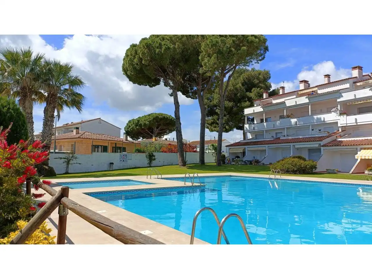 Piscina de Piso en venta en L'Escala con Terraza, Amueblado y Piscina comunitaria