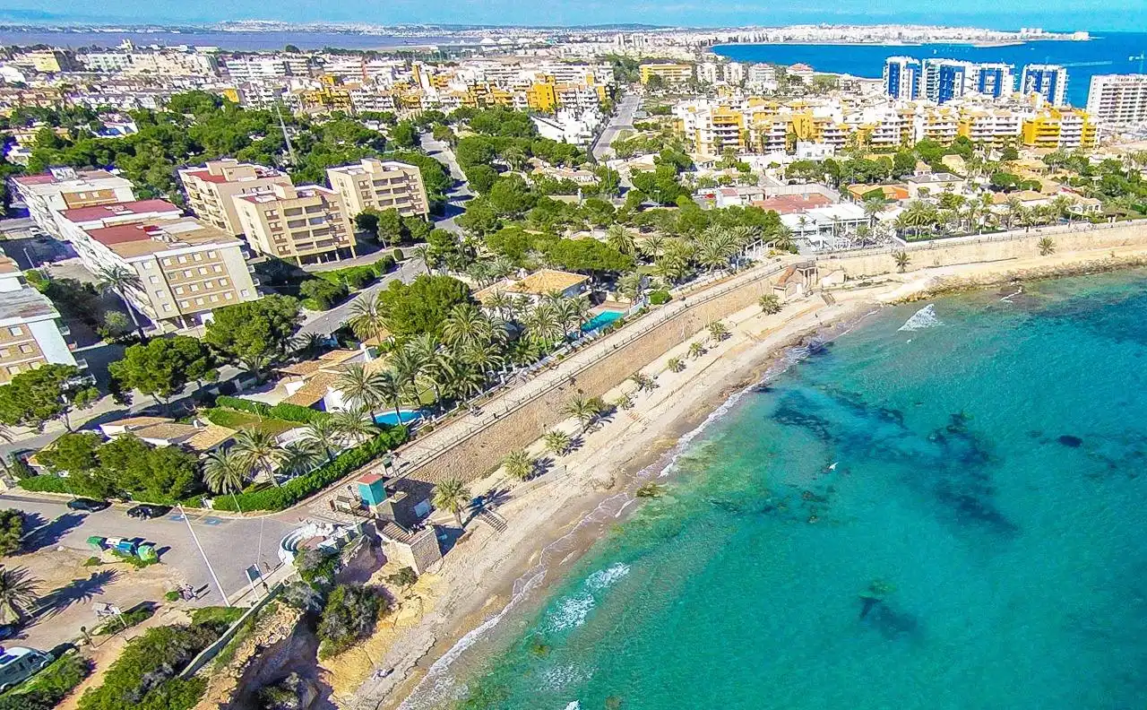 Vista exterior de Casa o xalet en venda en Orihuela amb Aire condicionat, Terrassa i Traster