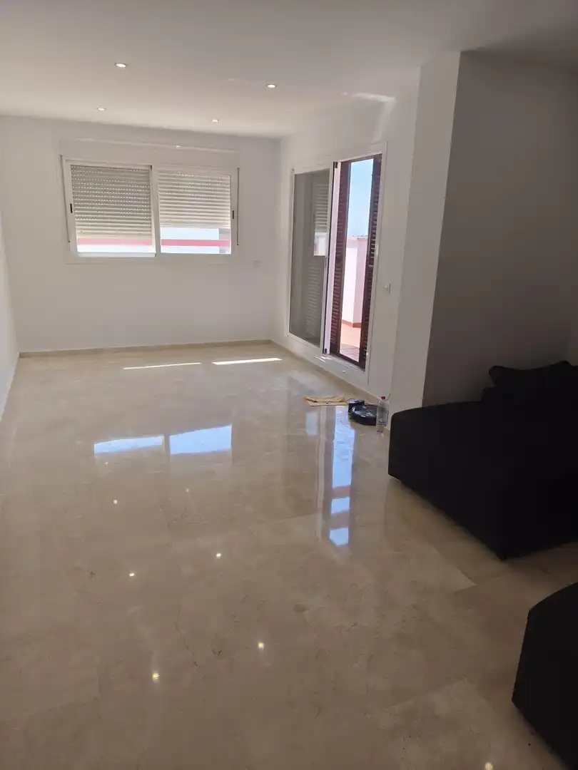 Sala d'estar de Àtic en venda en La Alcaidesa amb Terrassa, Moblat i Piscina comunitària
