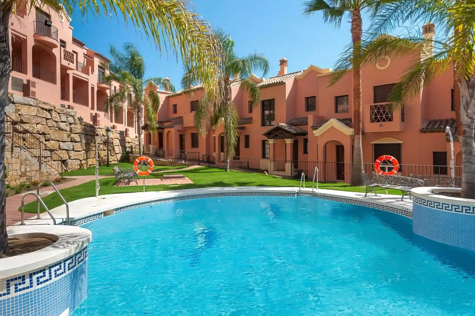 Vista exterior de Casa adosada en venta en Estepona con Aire acondicionado, Amueblado y Horno