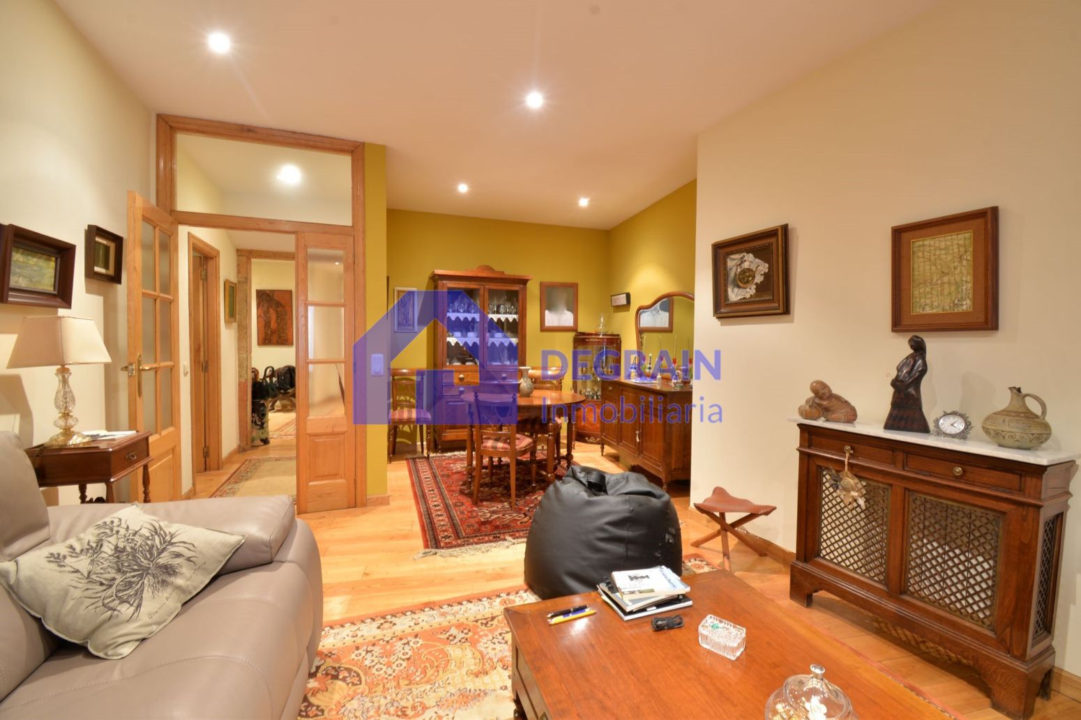 Sala de estar de Piso en venta en Oviedo  con Calefacción, Parquet y Terraza