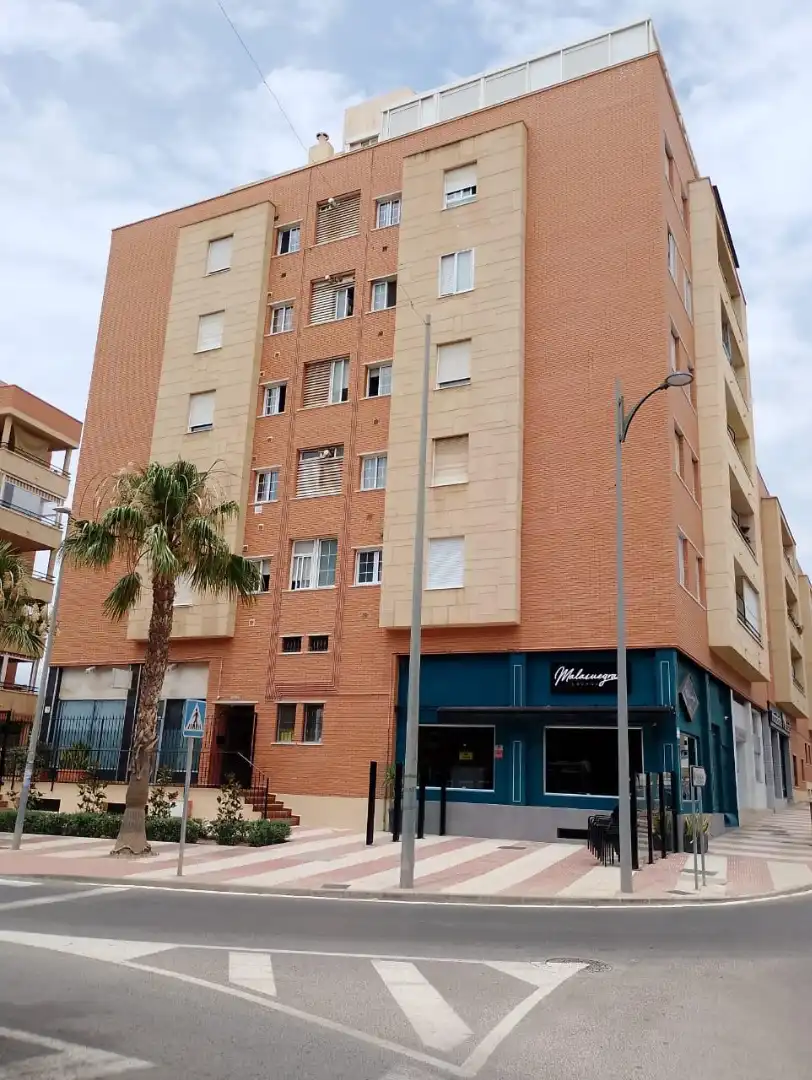 Vista exterior de Pis en venda en Roquetas de Mar amb Aire condicionat, Calefacció i Moblat