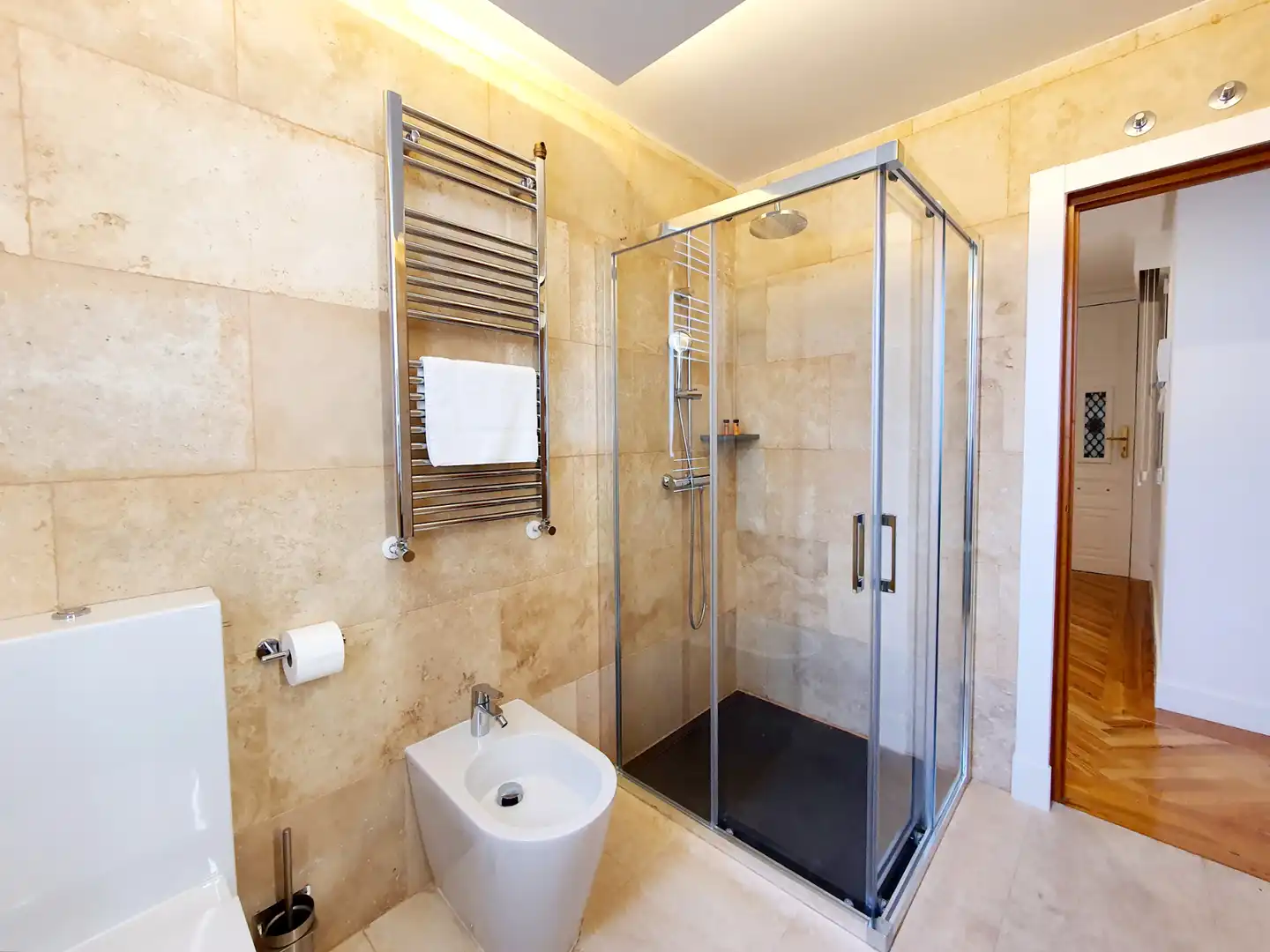 Bathroom of Attic for rent in Madrid  with Air Conditioner, Heating and Private garden