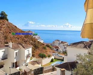 Vista exterior de Casa o xalet en venda en Almuñécar amb Aire condicionat, Jardí privat i Terrassa