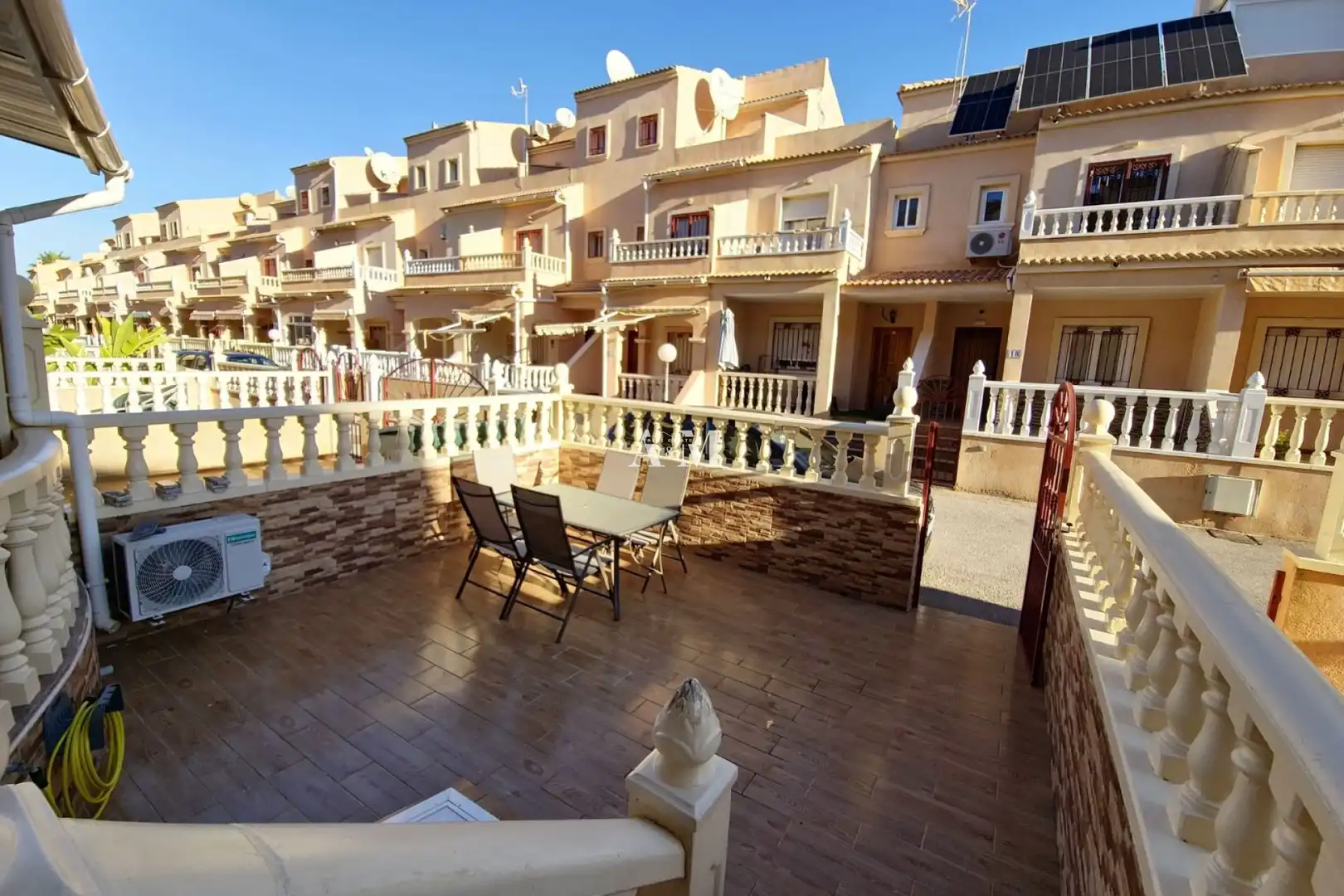 Terrasse von Einfamilien-Reihenhaus zum Verkauf in Orihuela mit Klimaanlage, Heizung und Privatgarten