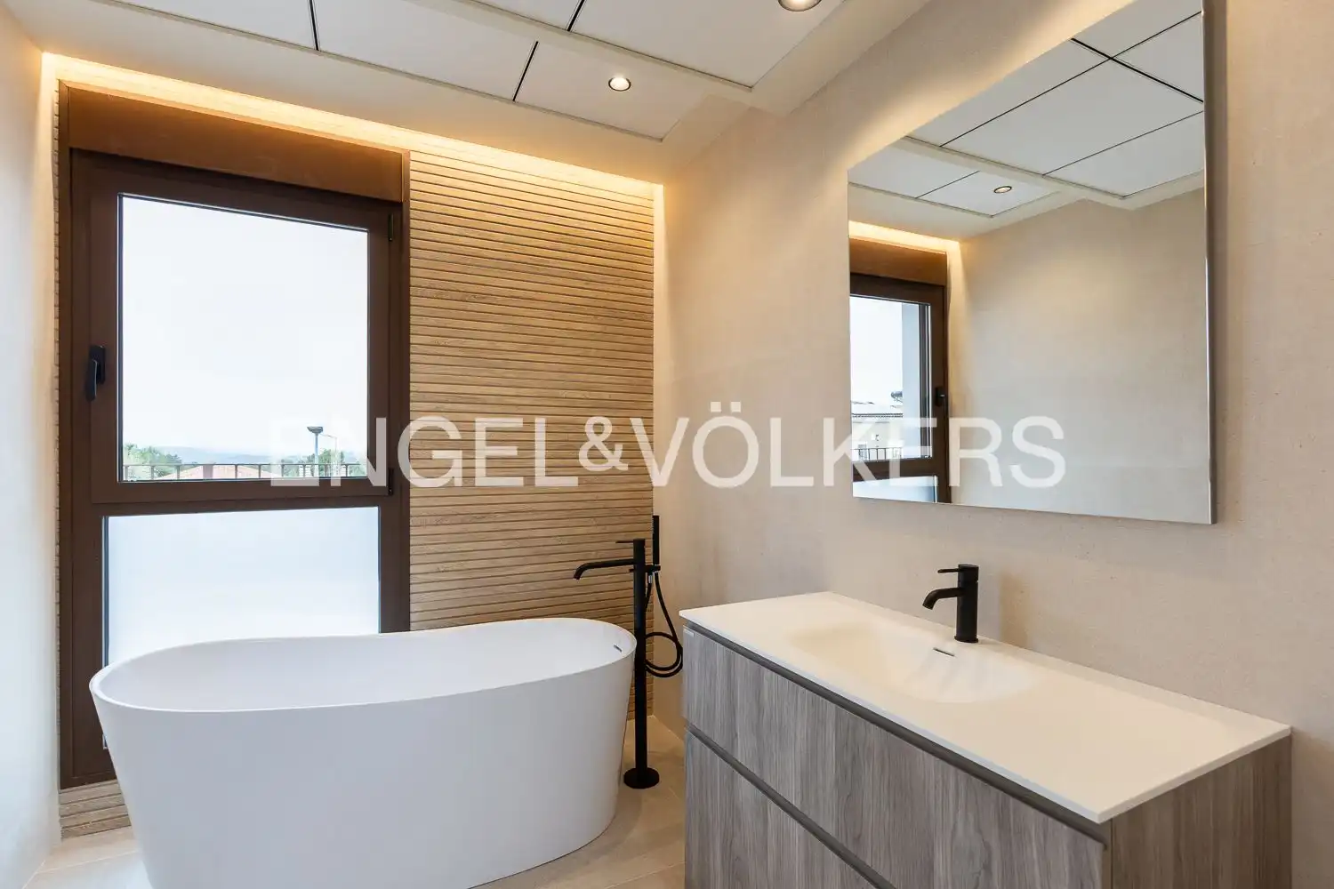 Bathroom of Houses for sale in L'Eliana  with Air Conditioner, Heating and Private garden