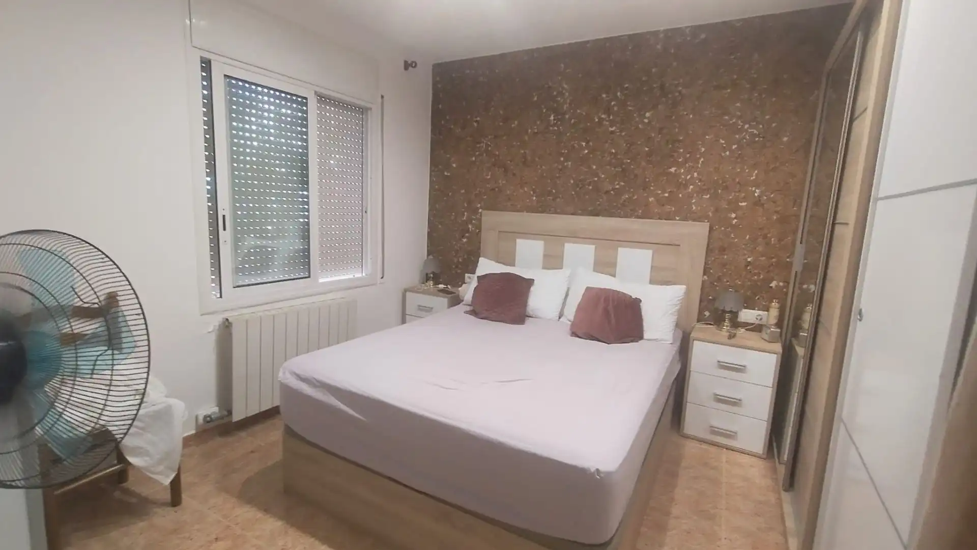 Schlafzimmer von Haus oder Chalet zum Verkauf in Salt mit Privatgarten