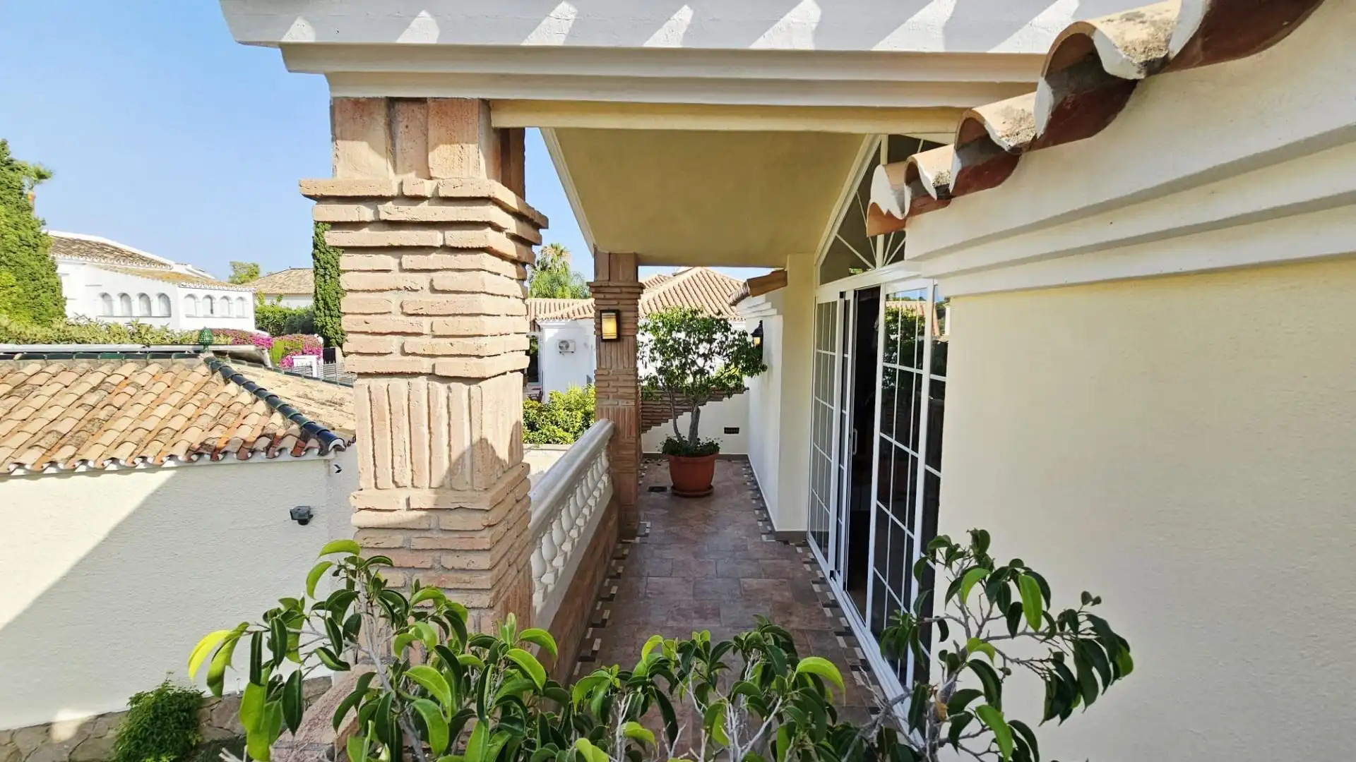 Vista exterior de Casa o chalet en venta en Marbella con Jardín privado, Terraza y Piscina comunitaria