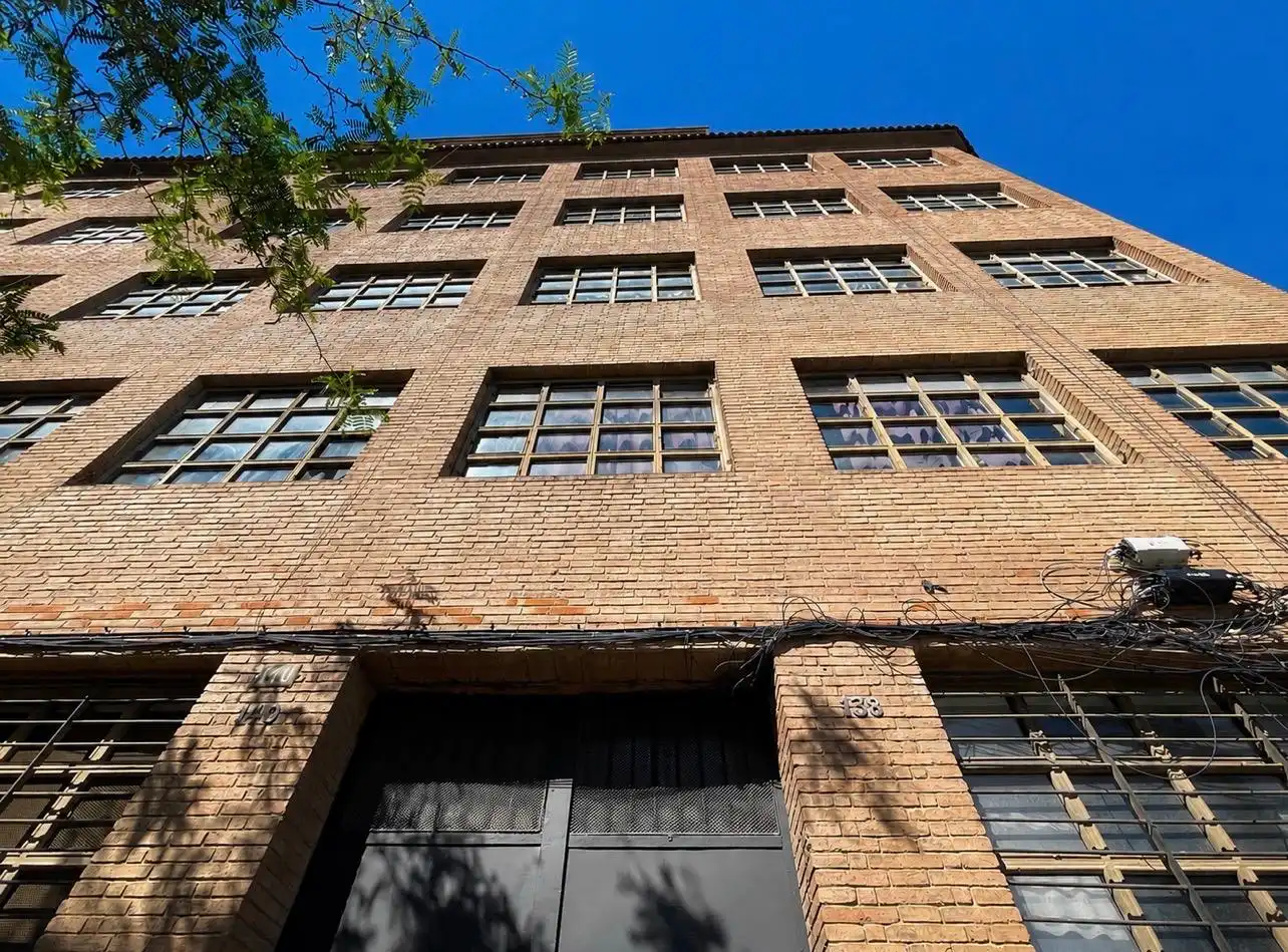 Vista exterior de Estudi en venda en Barcelona amb Aire condicionat i Moblat