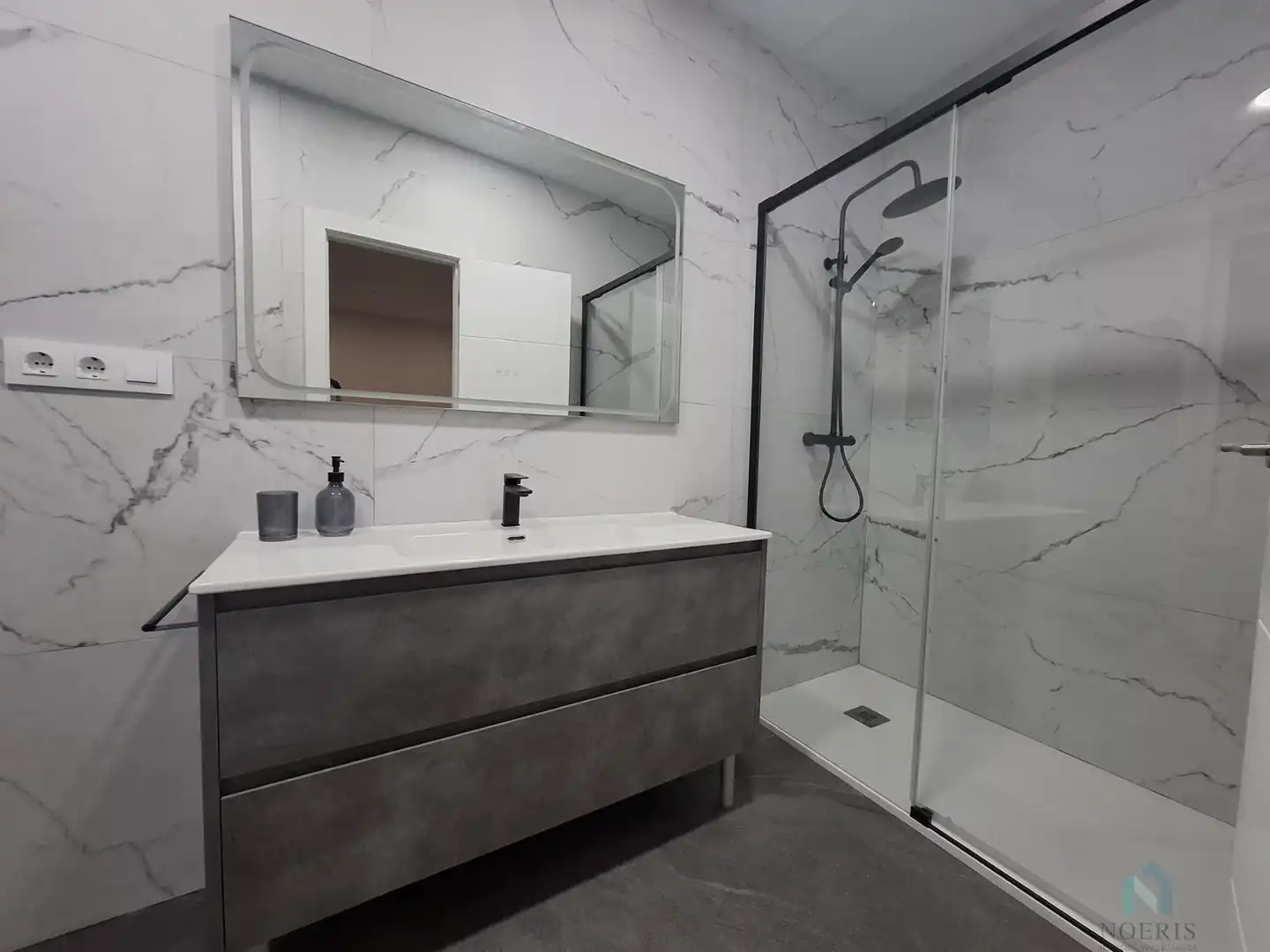 Bathroom of Houses for sale in Benetússer  with Air Conditioner, Terrace and Balcony